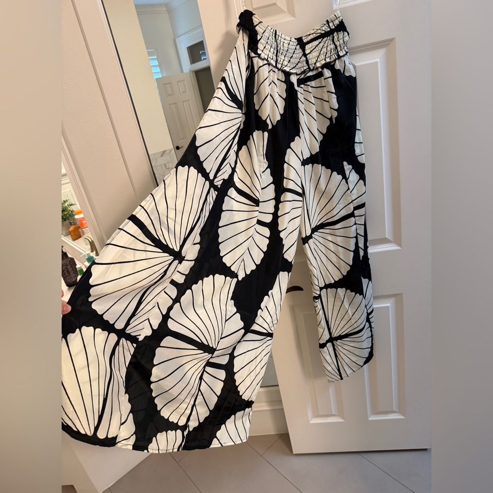 True Destinations Black and White Floral Flare Pants Sz L